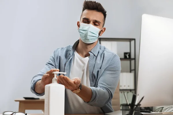 Man Applying Hand Sanitizer Workplace Office Personal Hygiene Coronavirus Pandemic — Stock Photo, Image