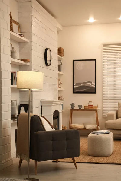 Interior Elegante Sala Estar Com Poltrona Confortável Lareira Decorativa — Fotografia de Stock