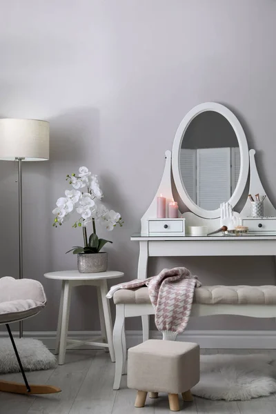 Ξύλινο Dressing Table Διακοσμητικά Στοιχεία Και Προϊόντα Μακιγιάζ Στο Δωμάτιο — Φωτογραφία Αρχείου