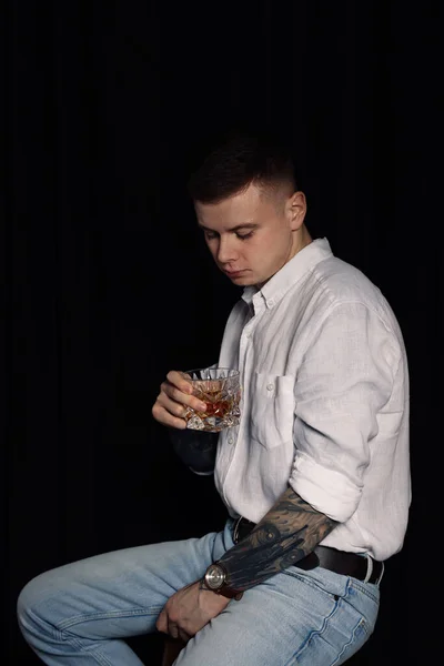 Ung Man Med Tatueringar Och Glas Whisky Mörk Bakgrund — Stockfoto