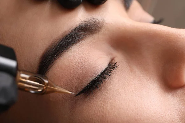 Ung Kvinna Som Genomgår Förfarande Permanent Ögonmakeup Tatuering Salongen Närbild — Stockfoto
