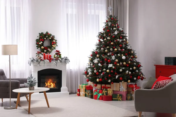 Mooie Kerstboom Geschenken Buurt Van Open Haard Feestelijk Ingerichte Woonkamer — Stockfoto