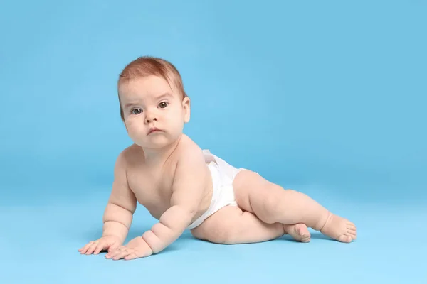 Lindo Bebé Pañal Sobre Fondo Azul Claro —  Fotos de Stock