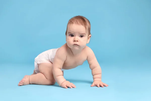 Lindo Bebé Pañal Arrastrándose Sobre Fondo Azul Claro —  Fotos de Stock