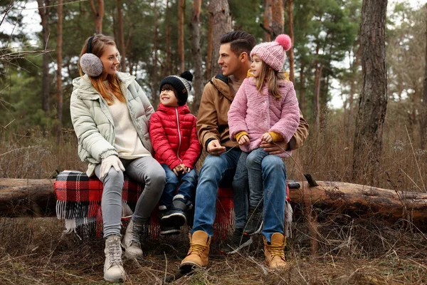 Familia Feliz Pasando Tiempo Juntos Bosque — Foto de Stock