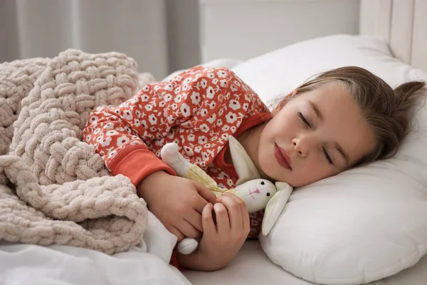 Aranyos Kislány Játék Nyuszi Alszik Ágyban Otthon — Stock Fotó