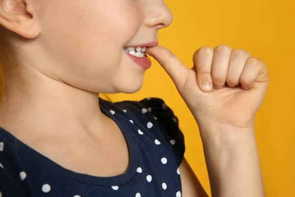 Kleines Mädchen Beißt Ihre Nägel Auf Orangefarbenem Hintergrund Nahaufnahme — Stockfoto