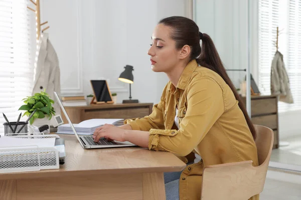 Jonge Vrouw Met Slechte Houding Met Behulp Van Laptop Aan — Stockfoto