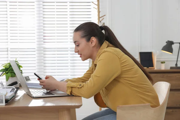 Jonge Vrouw Met Een Slechte Houding Met Behulp Van Smartphone — Stockfoto