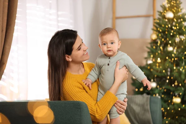 Feliz Madre Joven Con Lindo Bebé Habitación Decorada Para Navidad —  Fotos de Stock