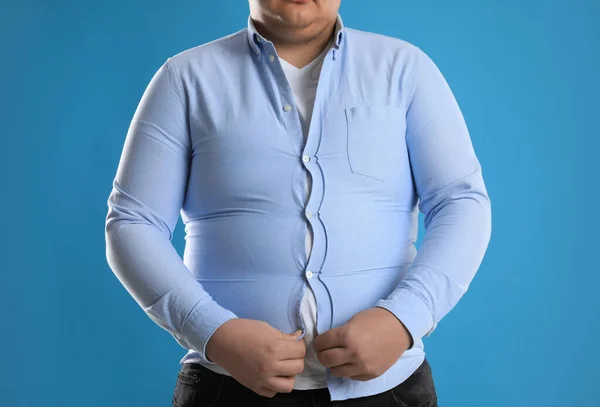 Sobrepeso Homem Tentando Abotoar Camisa Apertada Fundo Azul Claro Close — Fotografia de Stock