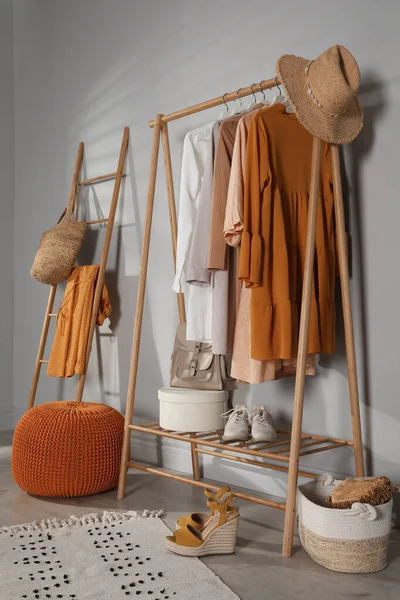 Nowoczesne Wnętrze Garderoby Stylowymi Ubraniami Butami Pomarańczową Pufą — Zdjęcie stockowe