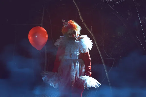 Terrifiant Clown Avec Ballon Air Rouge Extérieur Nuit Costume Fête — Photo