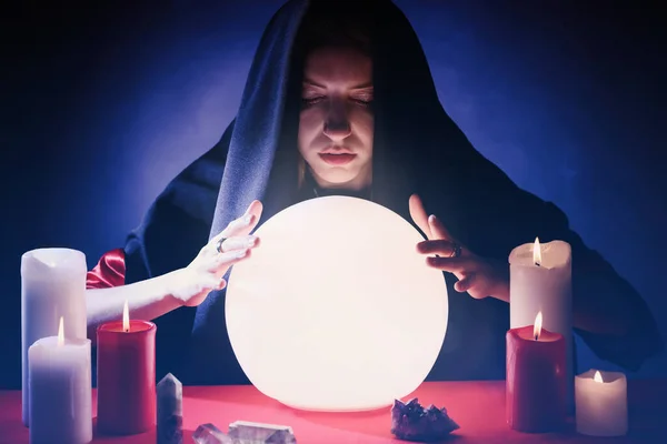 Soothsayer Utilisant Une Boule Cristal Éclatante Pour Prédire Avenir Table — Photo