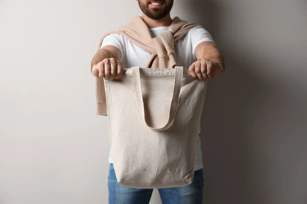 Glücklicher Junger Mann Mit Ökotasche Auf Hellem Hintergrund Nahaufnahme — Stockfoto