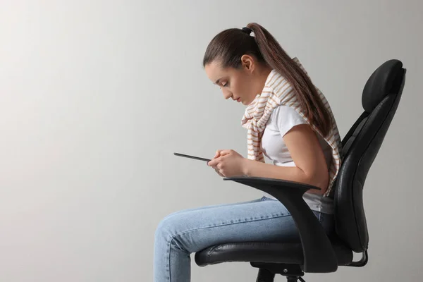 Giovane Donna Con Cattiva Postura Utilizzando Tablet Mentre Seduto Sulla — Foto Stock