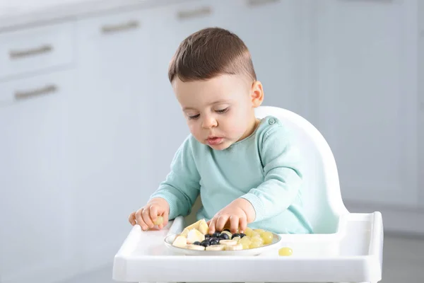 Cute Little Baby Jedzenia Zdrowej Żywności Wysokim Krześle Domu — Zdjęcie stockowe