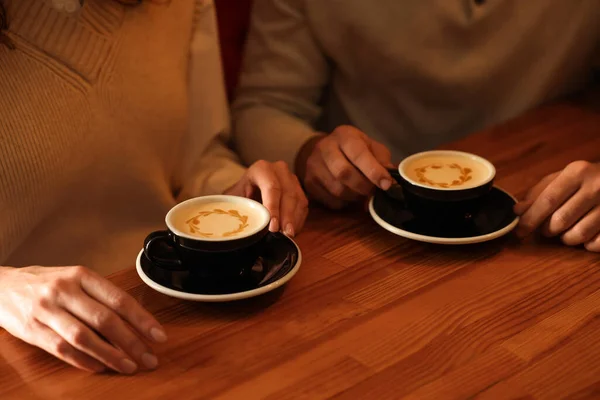 Pareja Con Tazas Café Aromático Mesa Madera Primer Plano — Foto de Stock