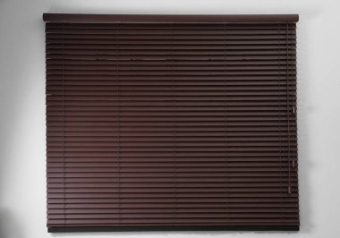 Beyaz duvarda yatay pencere panjurları