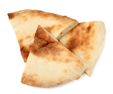 Beyaz arka planda taze pita ekmeği kes, üst manzara