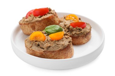 Lezzetli ezmeli taze ekmek dilimleri ve beyaz arka planda domatesler