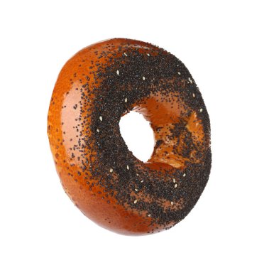 Beyaza izole edilmiş haşhaş tohumlu lezzetli taze simit.