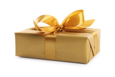 Altın kurdeleli güzel hediye kutusu ve beyaz arka planda eğilme