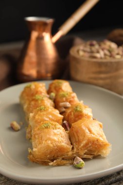 Sofrada fıstıklı enfes baklava, yakın plan.
