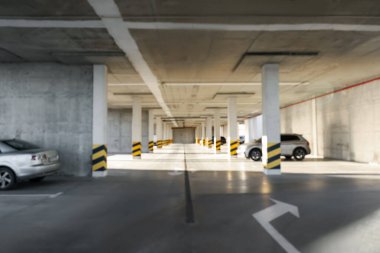 Güneşli bir günde açık otoparkın arabalarla bulanık görüntüsü