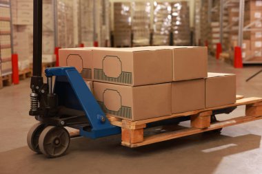 Depoda karton kutular olan el yapımı forklift. Lojistik kavramı