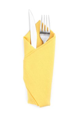 Çatal ve bıçak sarı peçeteye sarılıp beyaz arka plana sarmalanmış.