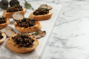 Mantar soslu nefis bruschettalar ve beyaz mermer masada kekik. Metin için boşluk