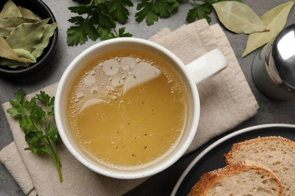 Quente Delicioso Bouillon Copo Mesa Cinza Flat Lay — Fotografia de Stock