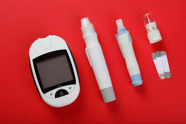 Digitális Glucometer Lándzsa Tollak Tesztcsíkok Piros Háttér Lapos Fektetés Cukorbetegség — Stock Fotó