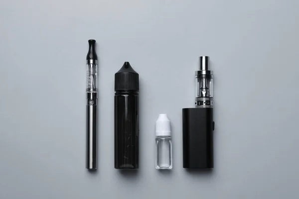 Elektronische Zigaretten Und Flüssige Lösung Auf Hellem Hintergrund Flach Gelegt — Stockfoto