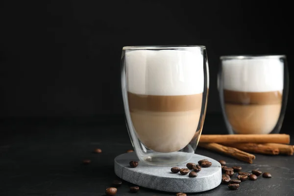 Leckerer Latte Macchiato Zimtstangen Und Kaffeebohnen Auf Schwarzem Tisch Platz — Stockfoto