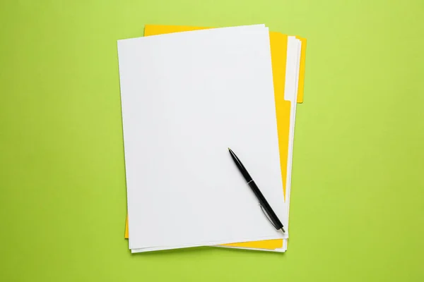 Fichier Jaune Avec Feuilles Vierges Papier Stylo Sur Fond Vert — Photo