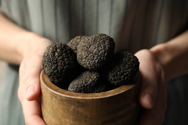 Mulher Segurando Tigela Madeira Trufas Pretas Nas Mãos Close — Fotografia de Stock