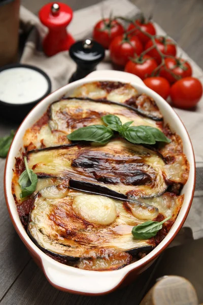 Deliziose Lasagne Melanzane Teglia Tavolo Legno — Foto Stock