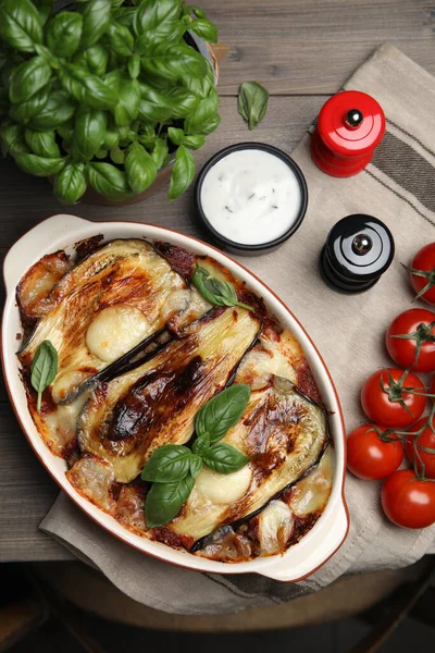 Deliziose Lasagne Melanzane Teglia Tavola Legno Posa Piatta — Foto Stock