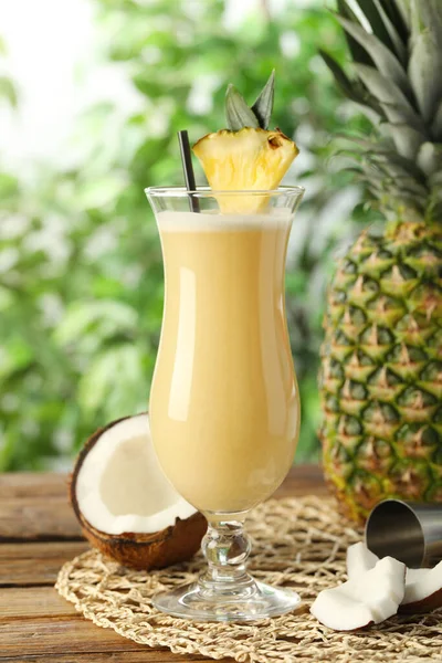 Smaklig Pina Colada Cocktail Och Ingredienser Träbord — Stockfoto