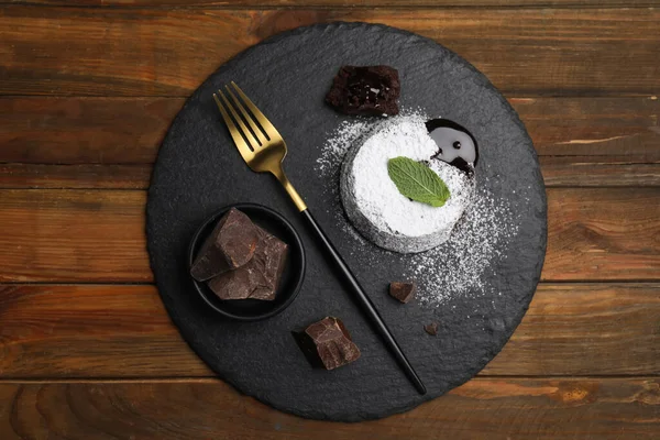 뜨거운 초콜릿 민트를 곁들인 맛있는 팬케이크 — 스톡 사진