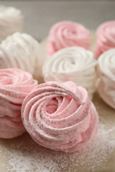 Delicious Pink Dan Marshmallow Putih Atas Meja Kayu Closeup — Stok Foto