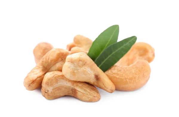 Hromada Chutných Organických Kešu Ořechů Zelených Listů Izolovaných Bílém — Stock fotografie