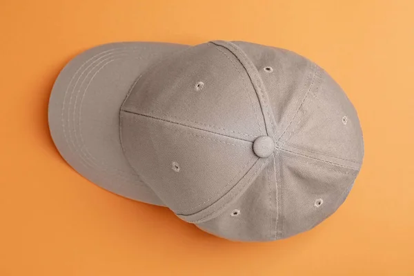 Elegante Gorra Béisbol Gris Sobre Fondo Naranja Vista Superior — Foto de Stock