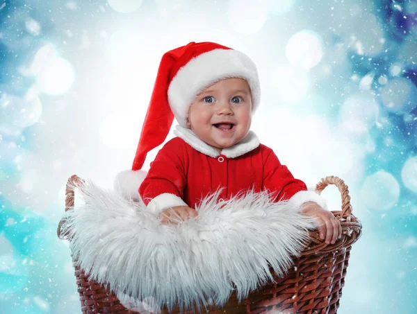 Lindo Bebé Canasta Mimbre Contra Luces Borrosas Celebración Navidad —  Fotos de Stock
