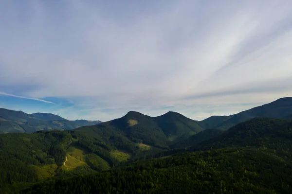 Malebný Výhled Horskou Krajinu Lesem Dopoledních Hodinách Fotografie Dronů — Stock fotografie