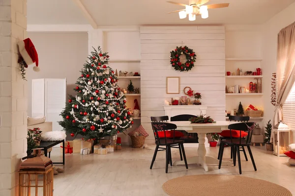 クリスマスツリーとお祝いの装飾と居心地の良いダイニングルームのインテリア — ストック写真