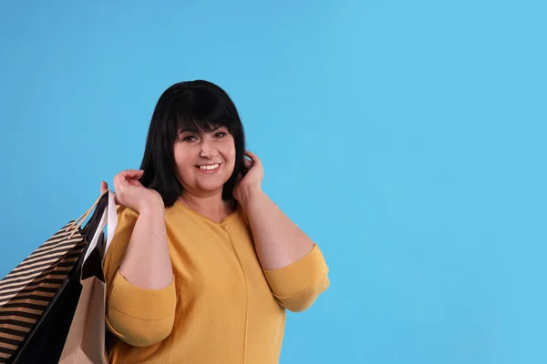 Hermosa Mujer Madura Con Sobrepeso Con Bolsas Compras Sobre Fondo —  Fotos de Stock