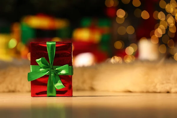 Gyönyörű Karácsonyi Ajándék Zöld Padlón Szobában Helyet Szöveges — Stock Fotó